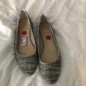 Almost new Vince Camuto flats. Worn once